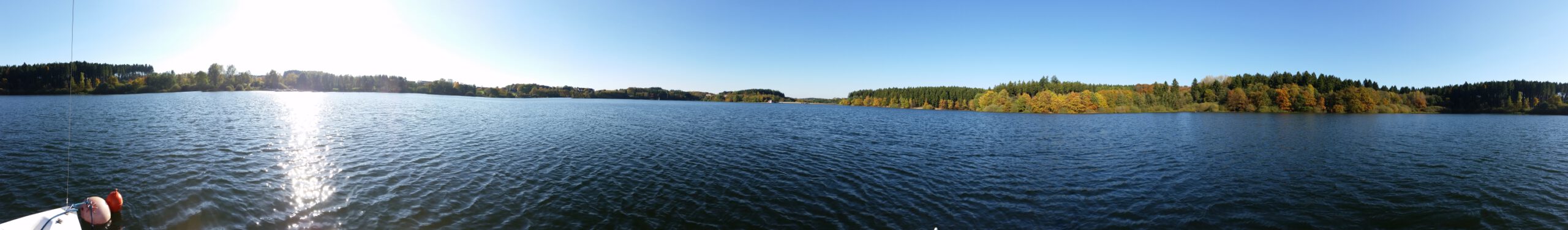 Sonne über dem weiten Wasser der Brucher Talsperre