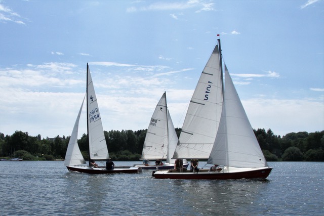 Mehrere Segelboote gemeinsam auf dem Wasser