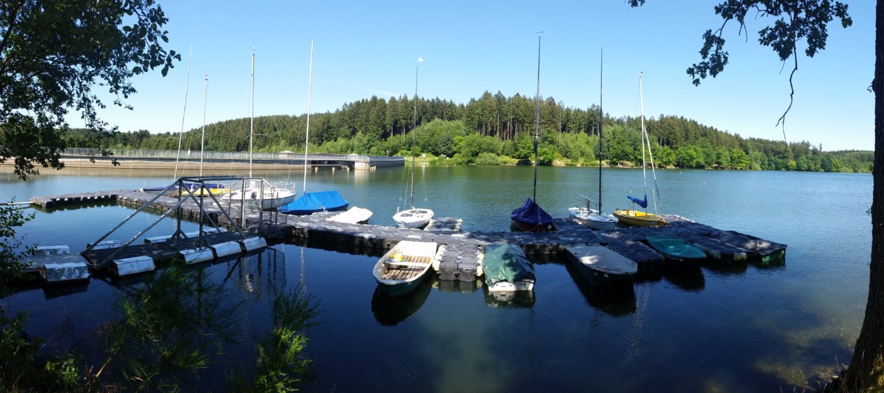 Segelboote an der Steganlage des BrSC an einem sonnigen Tag